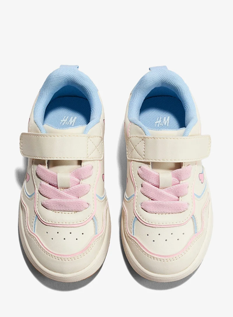 اتش اند ام حذاء رياضي مطبوع