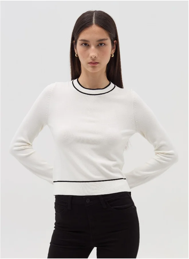 او في اس Pullover with contrasting striped edging
