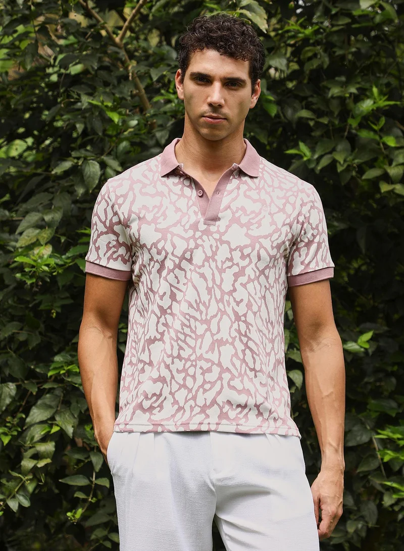 كامبوس سوترا تيشيرت بولو رجالي جاكار بنقوش مجردة بياقة مضلعة وأكمام قصيرة مضلعة وأزرار نصفية وحافة مستقيمة من قماش محبوك للاستخدام اليومي والكاجوال بلون وردي أحمر