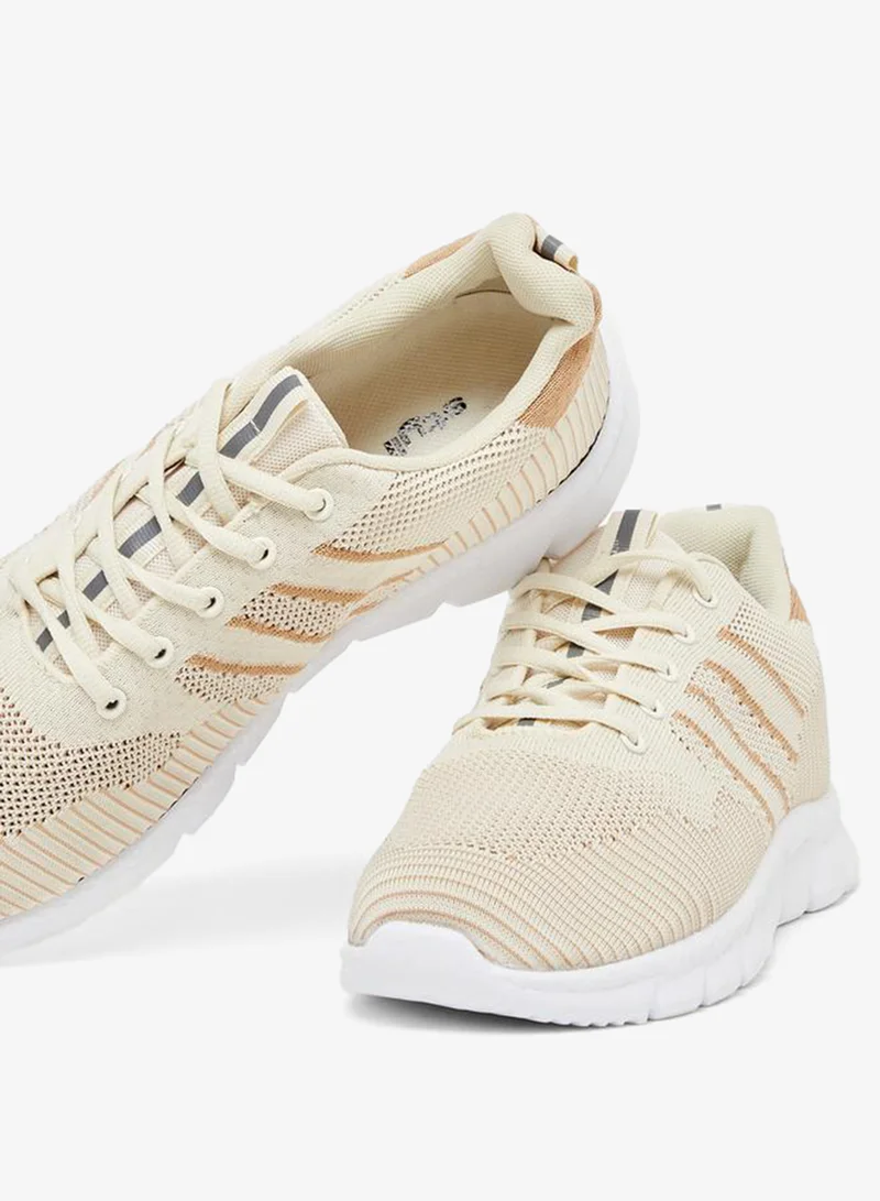 ستايلي اكتيف حذاء سنيكرز بتفاصيل بارزة الملمس ورباط غلق