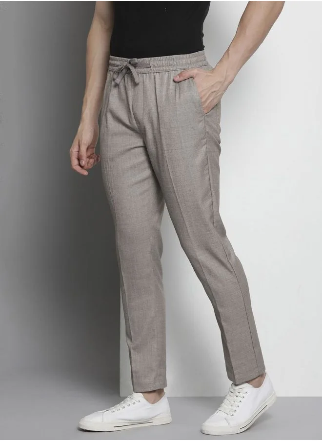 شركة المرآب الهندية Men Regular Fit Self Design Mid-Rise Stretchable Jogger Trousers