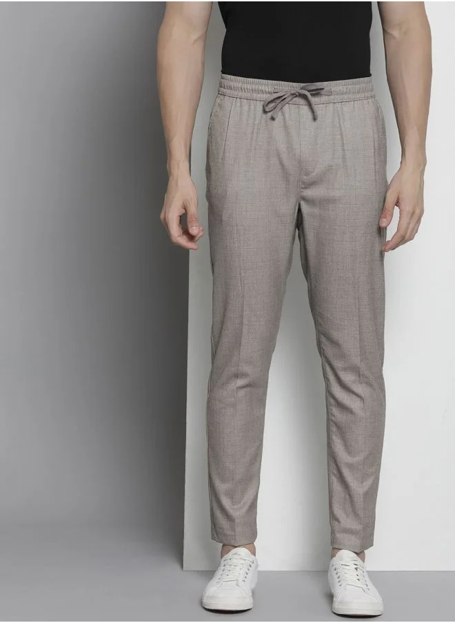 شركة المرآب الهندية Men Regular Fit Self Design Mid-Rise Stretchable Jogger Trousers