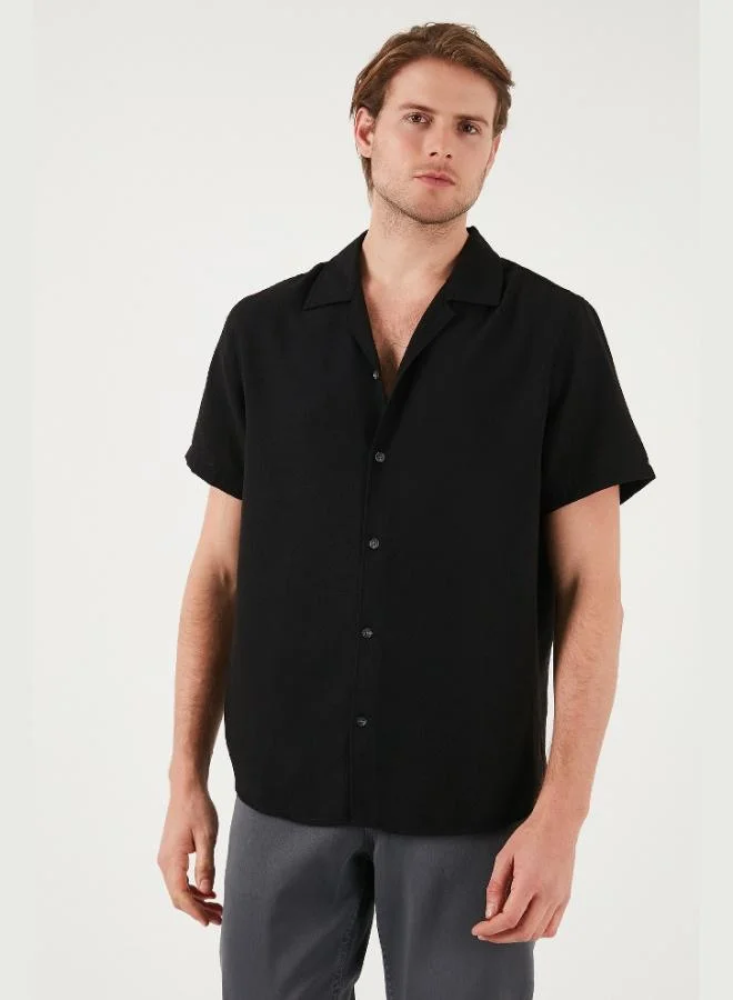 بوراتي قميص رجالي بأكمام قصيرة بياقة مفتوحة بقصة عادية من الكتان
