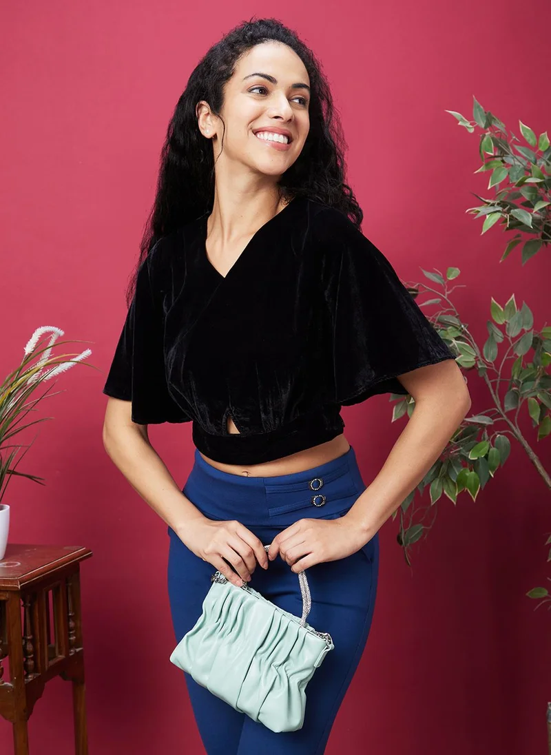 جلو باص بلوزة مخملية قصيرة نسائية بياقة  وأكمام واسعة وتفاصيل فتحات