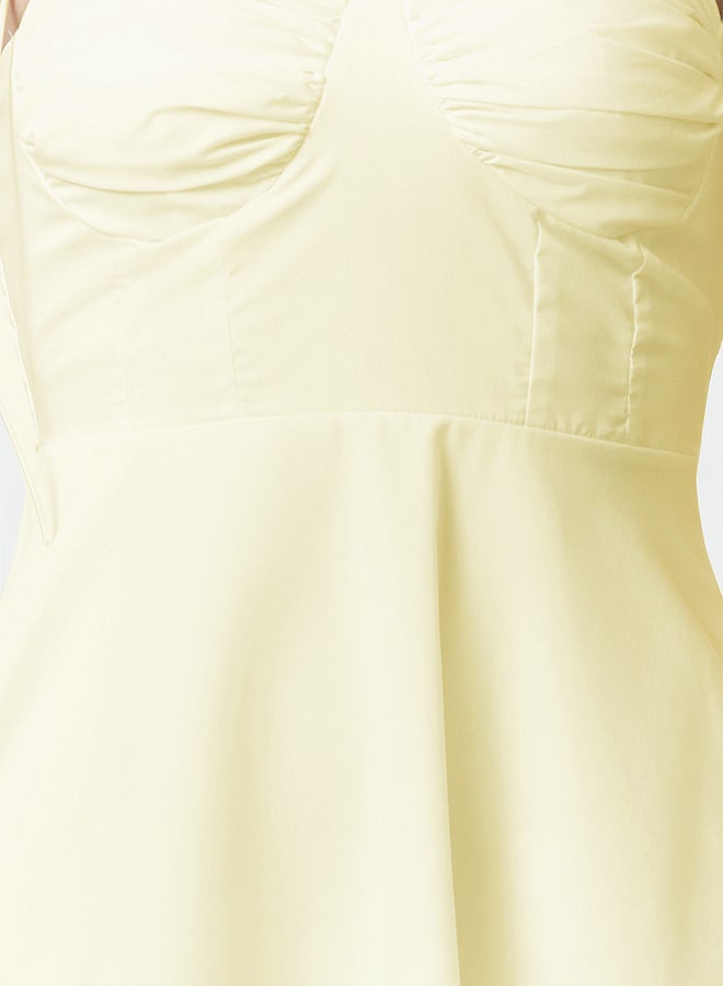 trendyol فستان ماكسي مزين بتفاصيل دراب وفتحة خصر باللون الأصفر الفاتح - Image 4