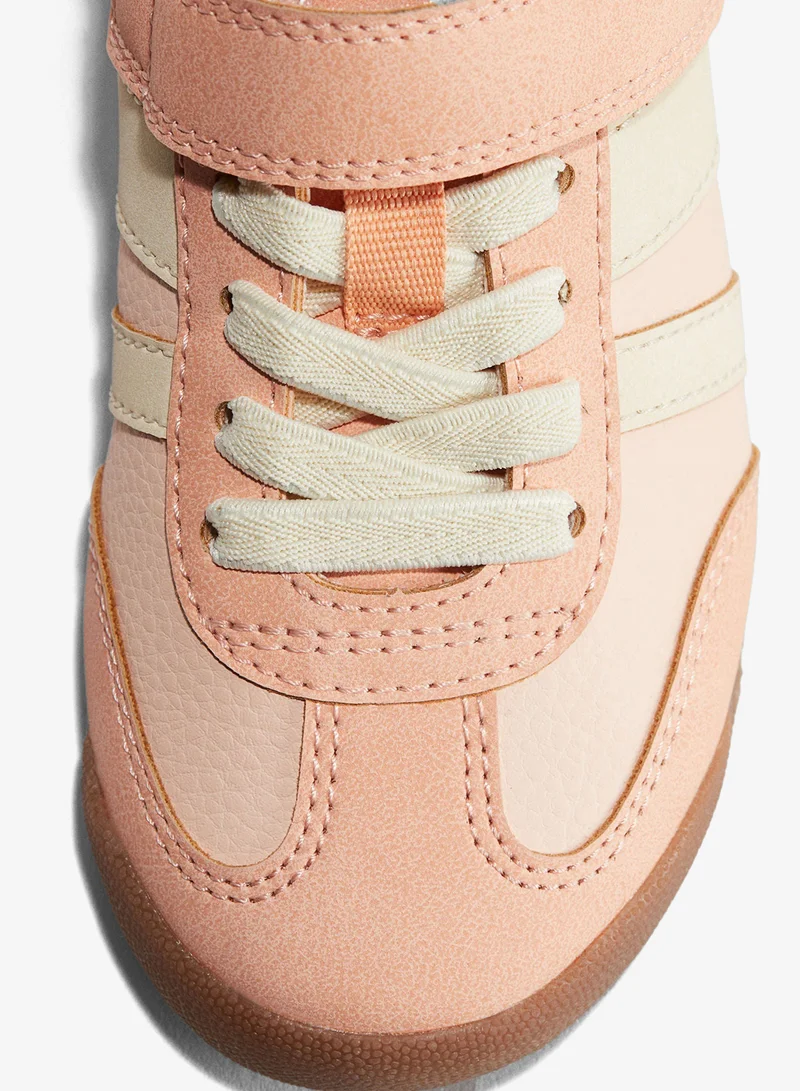 اتش اند ام حذاء رياضي