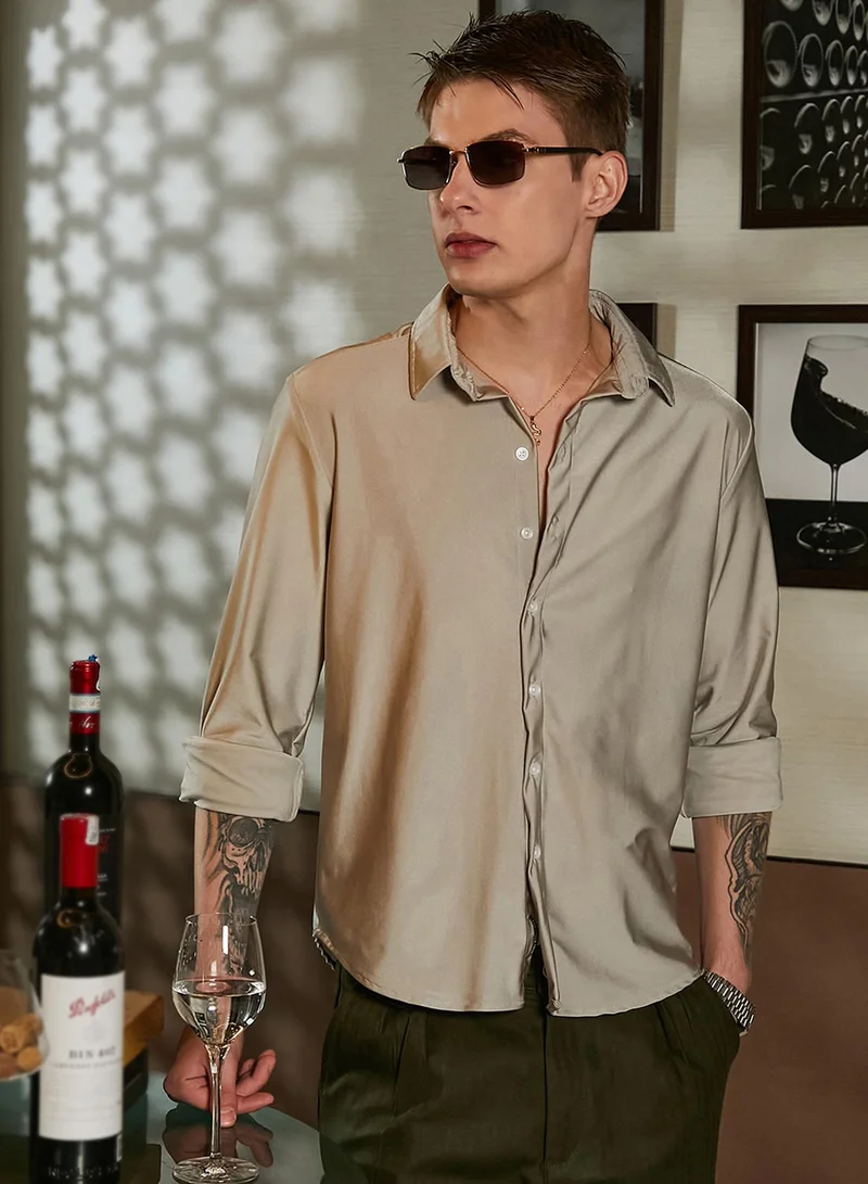 Campus Sutra Campus Sutra Men's Cloud Grey Solid Lustre Shirt For Casual Wear | Spread Collar | Long Cuffed Sleeves | Button Closure | Shirt Crafted With Comfort Fit For Everyday Wear