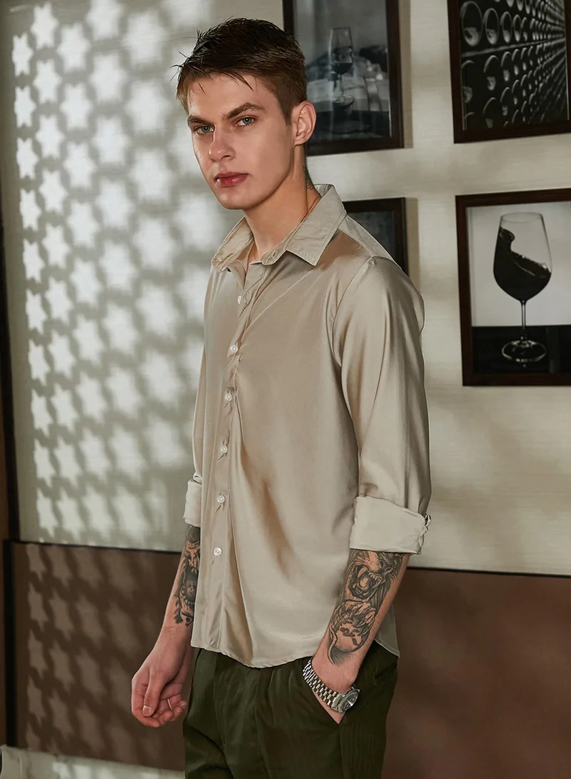 Campus Sutra Campus Sutra Men's Cloud Grey Solid Lustre Shirt For Casual Wear | Spread Collar | Long Cuffed Sleeves | Button Closure | Shirt Crafted With Comfort Fit For Everyday Wear