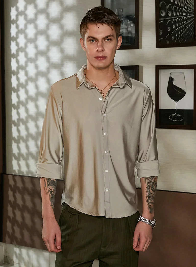Campus Sutra Campus Sutra Men's Cloud Grey Solid Lustre Shirt For Casual Wear | Spread Collar | Long Cuffed Sleeves | Button Closure | Shirt Crafted With Comfort Fit For Everyday Wear
