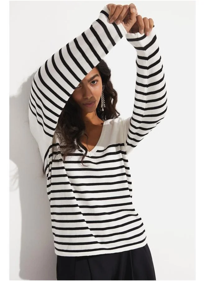 JUNE June V-Neck Striped Sweater Ecru - Black