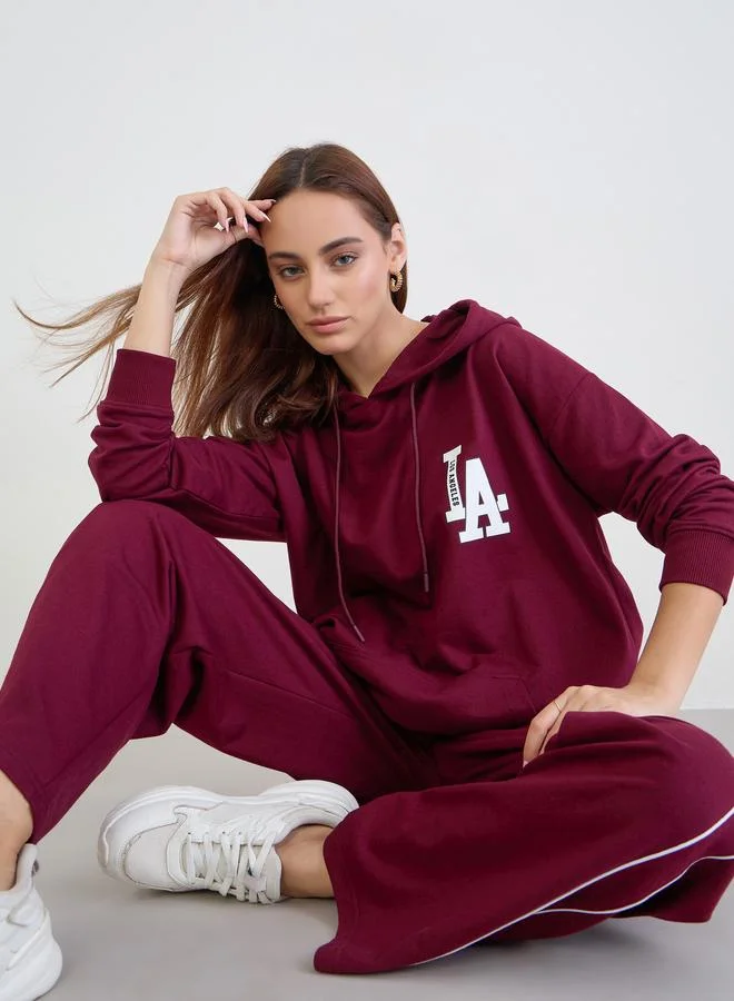 ستايلي طقم منسق من جوغر وهودي طويل بقصة واسعة