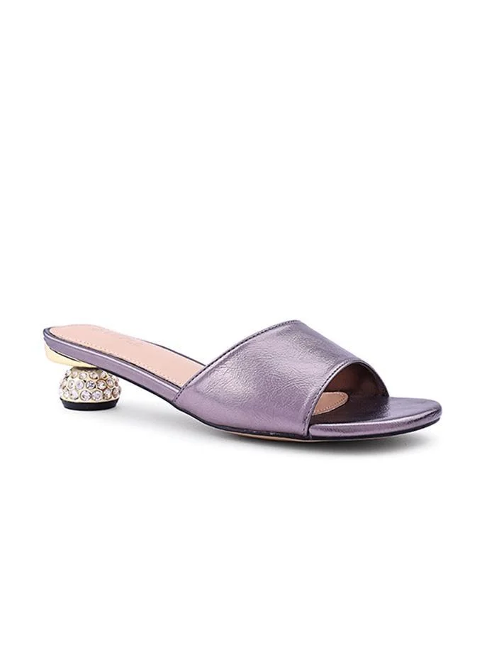 Cuple Elegant heel slippers designed for a chic look.