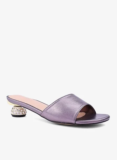 Cuple Elegant heel slippers designed for a chic look.