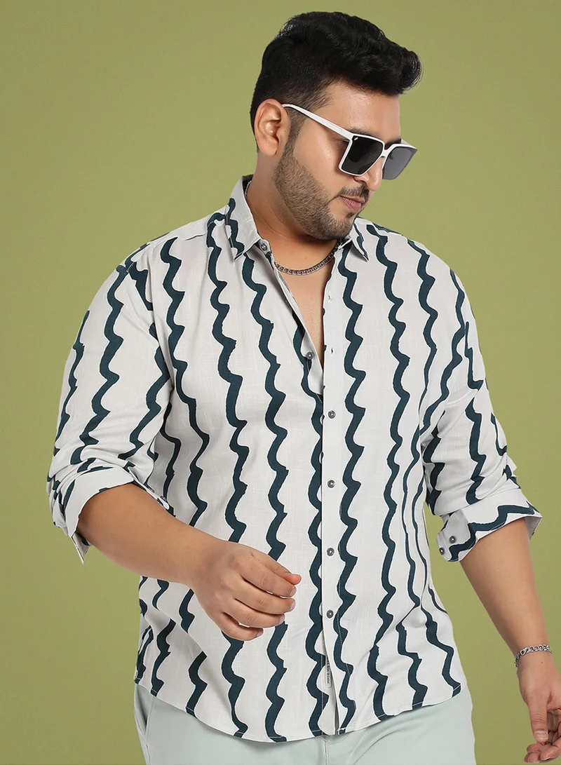انستافاب بلس قميص رجالي أبيض وكحلي بخطوط طلاء متباينة للملابس الكاجوال بياقة عريضة وأكمام طويلة وإغلاق بأزرار من القطن بتصميم مريح للارتداء اليومي