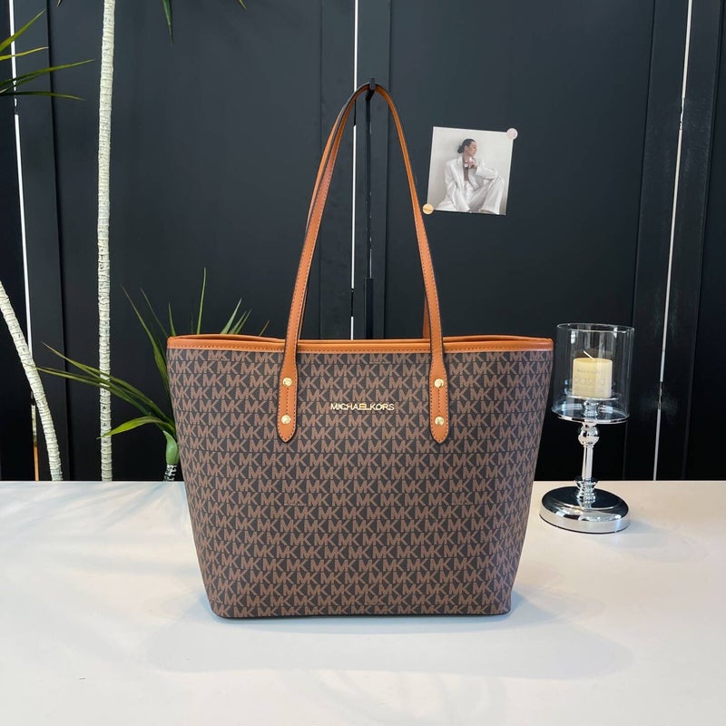 Michael Kors Women's shoulder bags, handbags, and tote bags can be used to carry baby supplies and other items. - Image 1