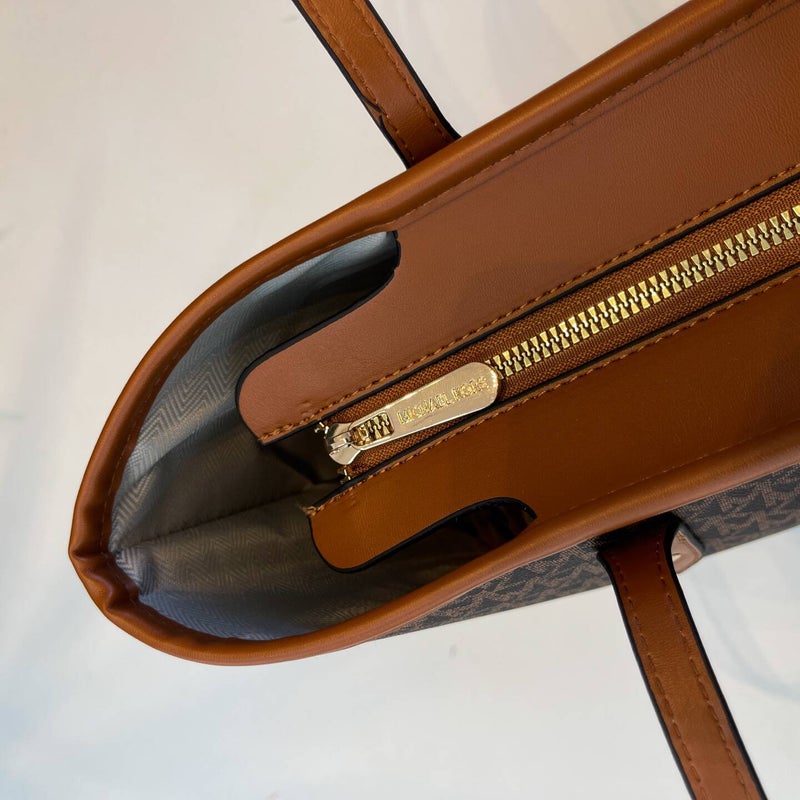 Michael Kors Women's shoulder bags, handbags, and tote bags can be used to carry baby supplies and other items. - Image 2