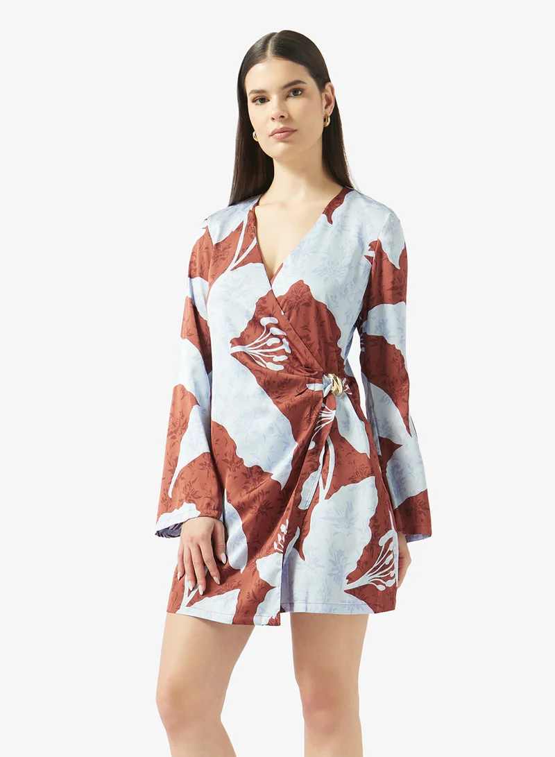 اونلي فستان قصير بأكمام طويلة وطبعات بتفاصيل لف