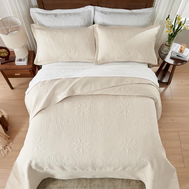 Qucover غطاء سرير كينغ كبير الحجم من كوفير 132x 120، غطاء سرير ألاسكا كينغ عريض جداً، مجموعة أغطية كينغ كبيرة الحجم من الألياف الدقيقة الناعمة والخفيفة، نمط فارسي عتيق، مع أغطية وسائد، بيج - Image 4