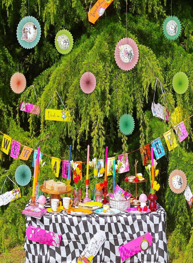 توكينج تيبلز مجموعة زينة حفلات أليس في بلاد العجائب من Talking Tables، تتضمن 10 قطع قابلة لإعادة الاستخدام، على شكل ساعات ورقية معلقة ومراوح، مثالية لتزيين حفلات أعياد ميلاد الأطفال، وحفلات شاي مستوحاة من شخصية صانع القبعات المجنون، وحفلات استقبال المولود الجديد. - Image 3