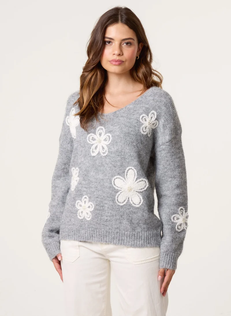 بلو فانيلا كنزة بياقة على شكل حرف  مزينة بالزهور واللؤلؤ