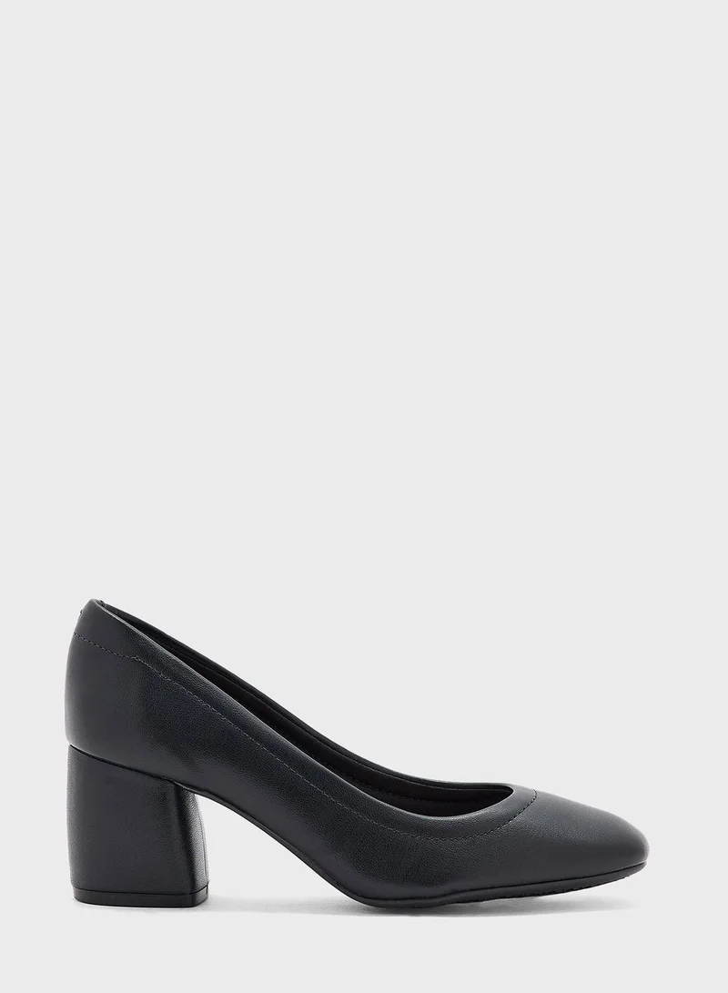 Beira Rio Kiara Close Toe Mid Heel Pumps