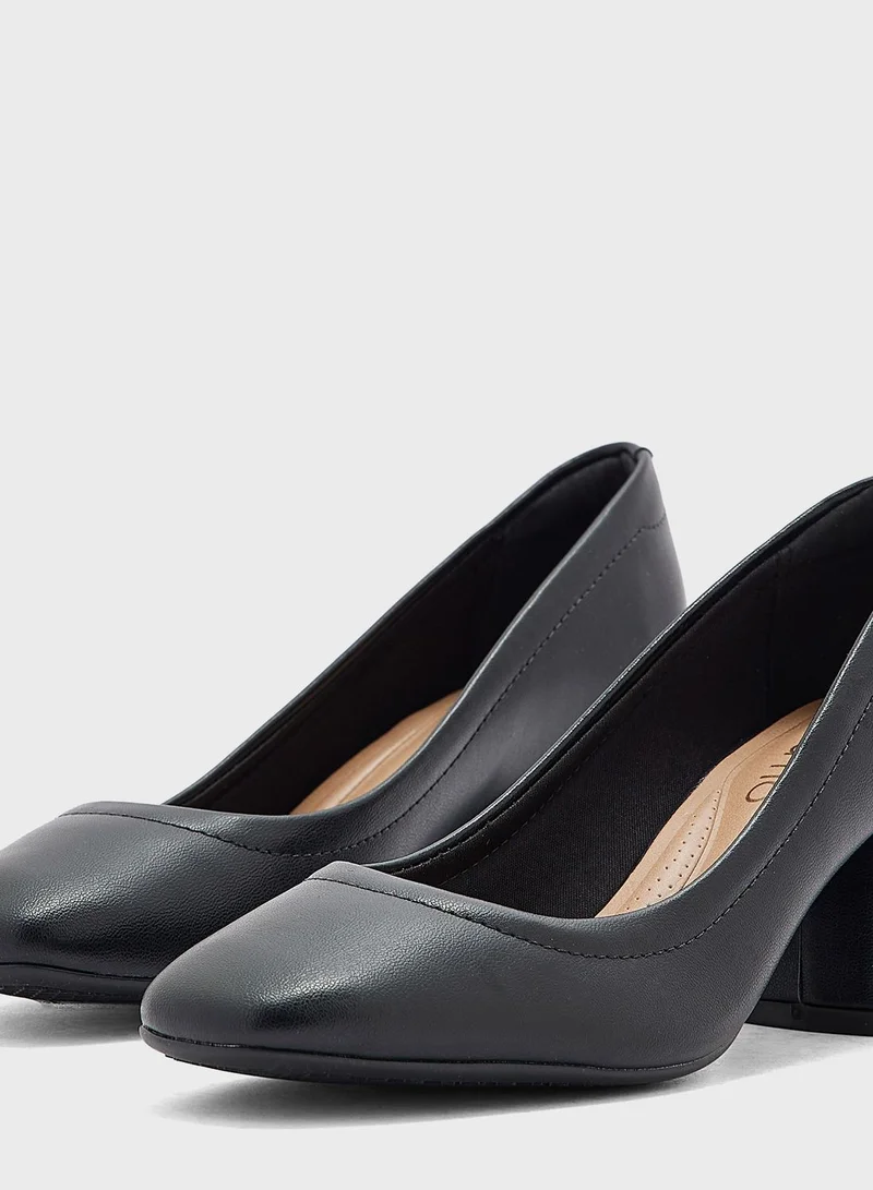 Beira Rio Kiara Close Toe Mid Heel Pumps