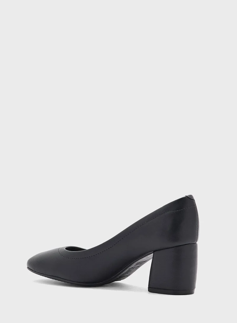 Beira Rio Kiara Close Toe Mid Heel Pumps