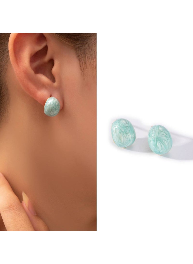 Elegant earrings with a modern design, adorned with a carved stone in a soothing green color, adding a touch of beauty and softness to your look, perfect for all your daily and special occasions!