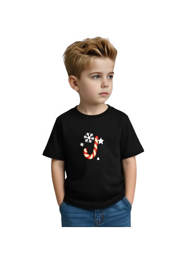 برينت شوب فور مي تي شيرت للأطفال مطبوع عليه حرف "J" لعيد الميلاد | تصميم عصا حلوى احتفالية وندفة ثلجية | تي شيرت ناعم برقبة دائرية وأكمام قصيرة للأولاد | هدية ممتعة للأطفال في العطلات - Image 3