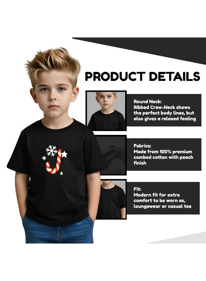 برينت شوب فور مي تي شيرت للأطفال مطبوع عليه حرف "J" لعيد الميلاد | تصميم عصا حلوى احتفالية وندفة ثلجية | تي شيرت ناعم برقبة دائرية وأكمام قصيرة للأولاد | هدية ممتعة للأطفال في العطلات - Image 4