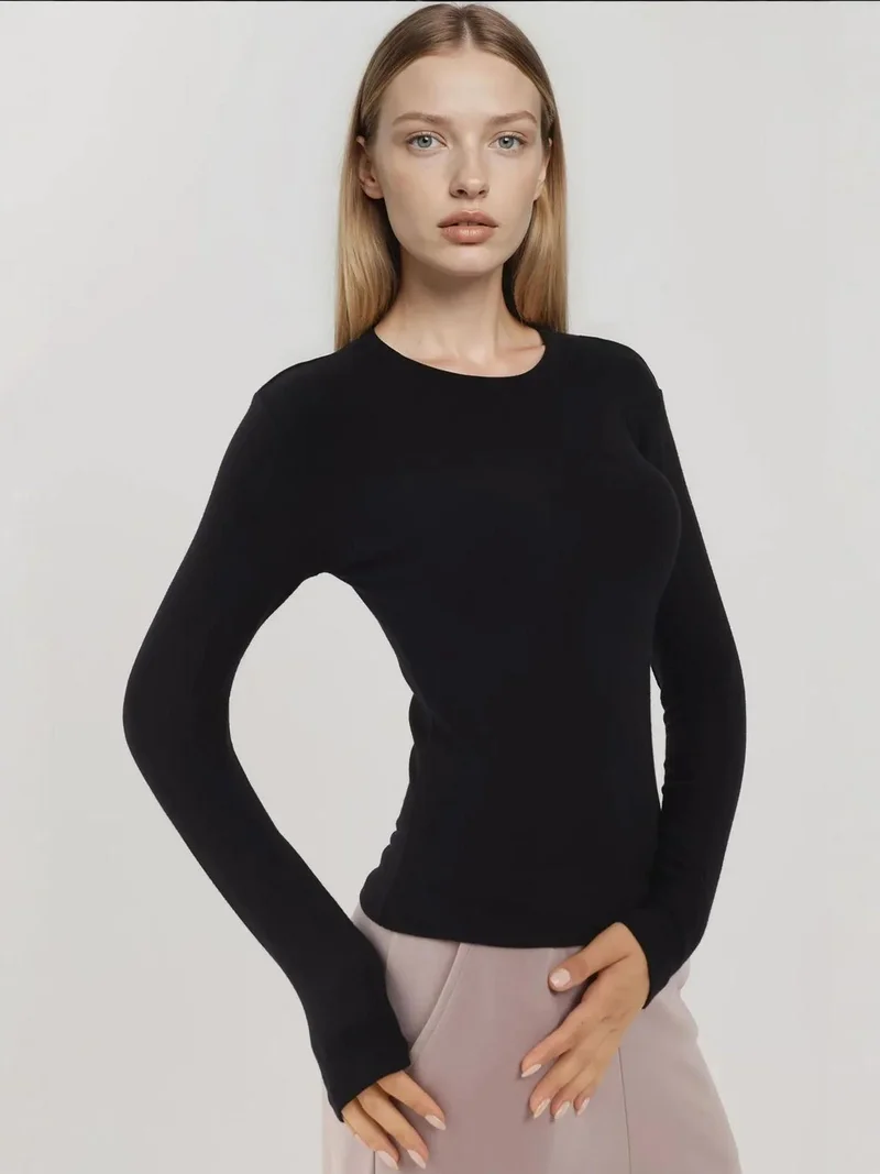 هيكاب بلوزة أساسية بأكمام طويلة وياقة دائرية، ناعمة جداً ومقاس ضيق