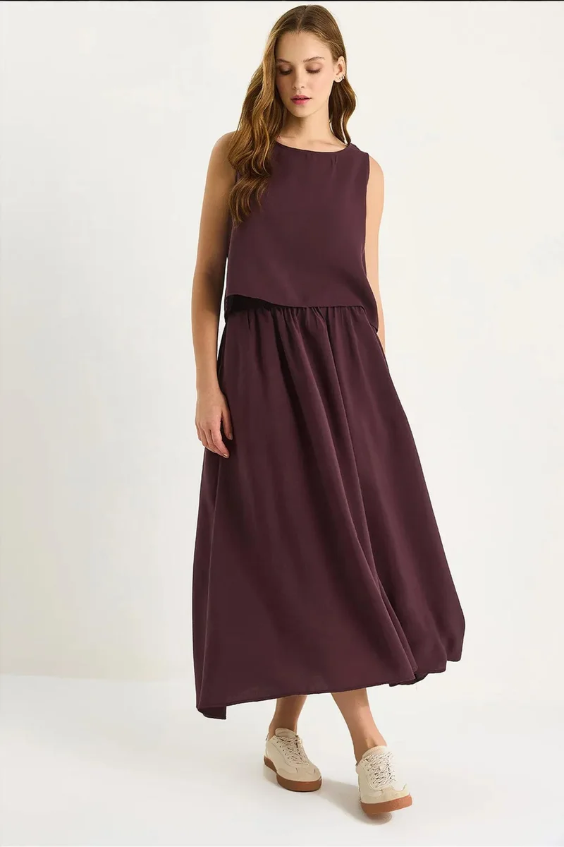بيانكو لوتشي Sleeveless Scoop Neck Tank Top and Midi Skirt Co-Ord Set