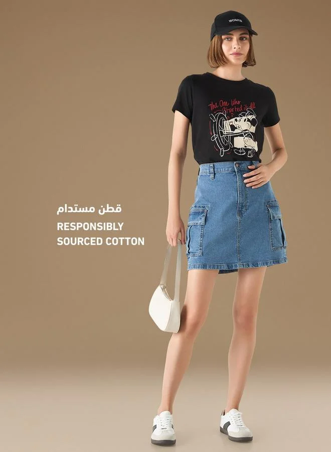 اس بي كاركترز تيشيرت بياقة ضيّقة وأكمام قصيرة وطبعات ميكي ماوس