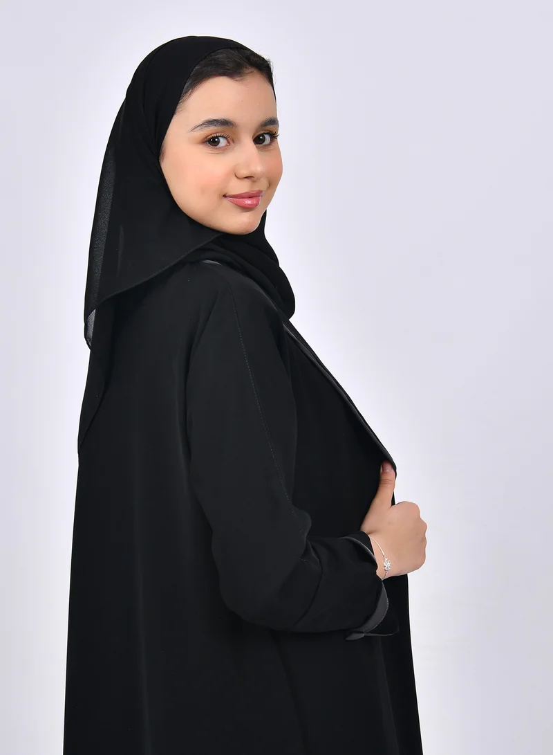 عبايات حوراء عباية بناتيه سوداء بحواف رمادية لف موديل بليزر بأكمام مفتوحة مزينة بأزرار