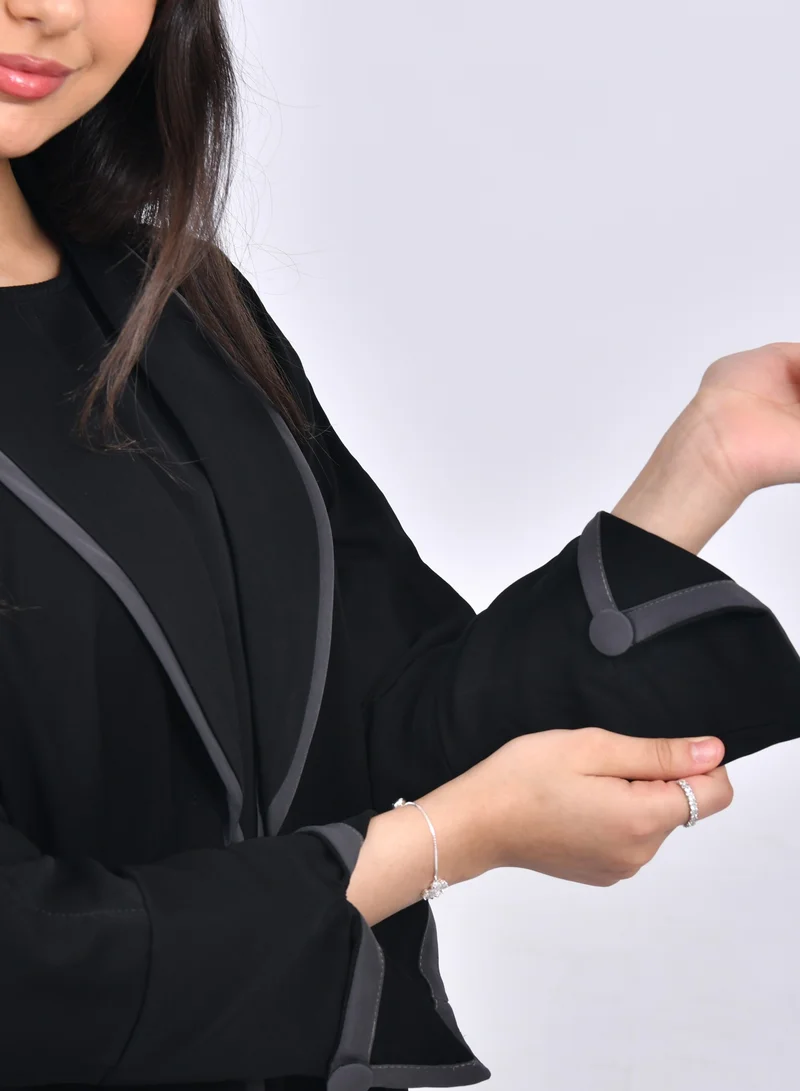 عبايات حوراء عباية بناتيه سوداء بحواف رمادية لف موديل بليزر بأكمام مفتوحة مزينة بأزرار