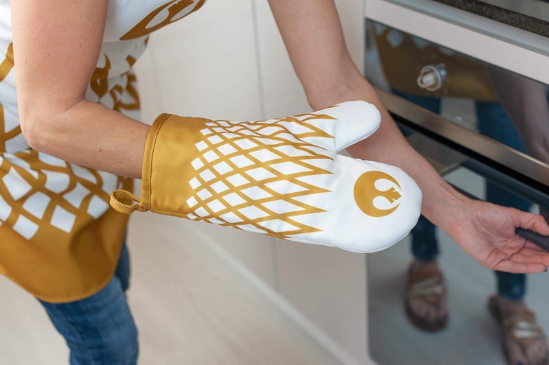 Seven20 Official Star Wars Rebel White/Gold Apron & Oven Mitt Set - White Cookware Accessory Gift - Novelty Chef Items for Outdoor Grilling  Cooking  Baking  and BBQ - Licensed Disney Merchandise - Image 4