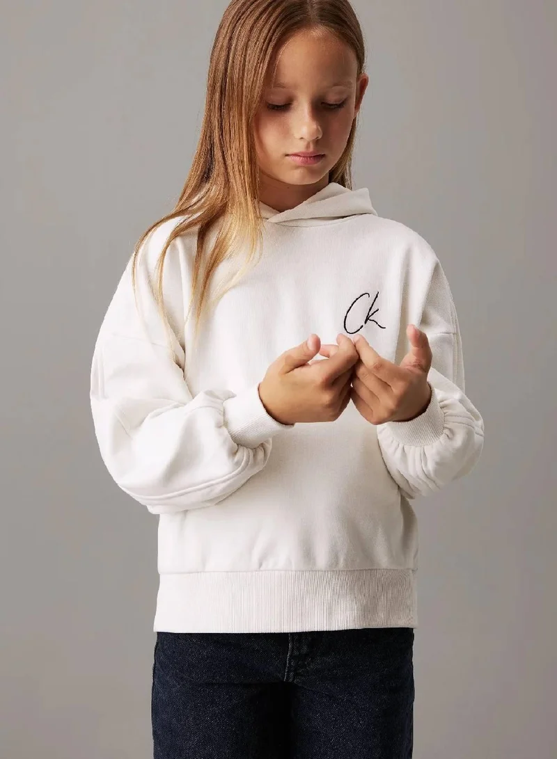 كالفن كلاين جينز هودي مريح مزين بشعار كلفن كلاين