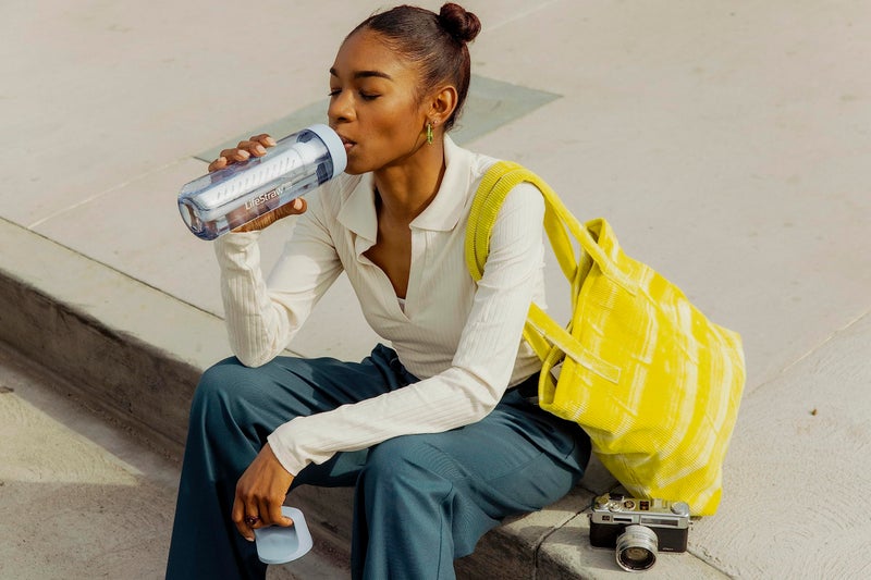 LifeStraw Go Series â€“ BPA-Free Water Filter Bottle for Travel and Everyday use removes Bacteria, parasites and microplastics, Improves Taste, 1L 2-Pack; Nordic Noir and Clear - Image 3