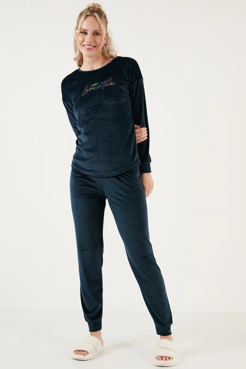 ليلا Regular Fit Soft Texture Velvet Pajama Set Women's Pajama Set 6094200W4