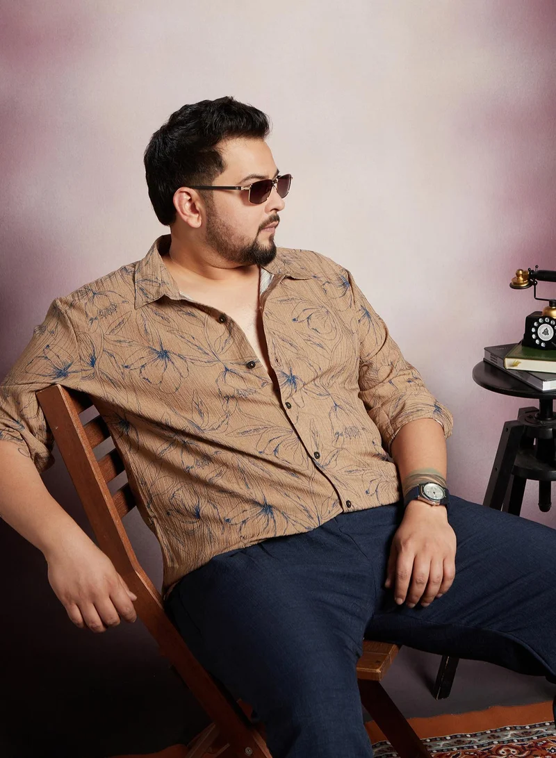 انستافاب بلس قميص رجالي مقاس كبير بلون بني رمادي من إنستافاب بلس بياقة ممتدة وأكمام طويلة بأزرار للإغلاق ومقاس مريح للارتداء اليومي