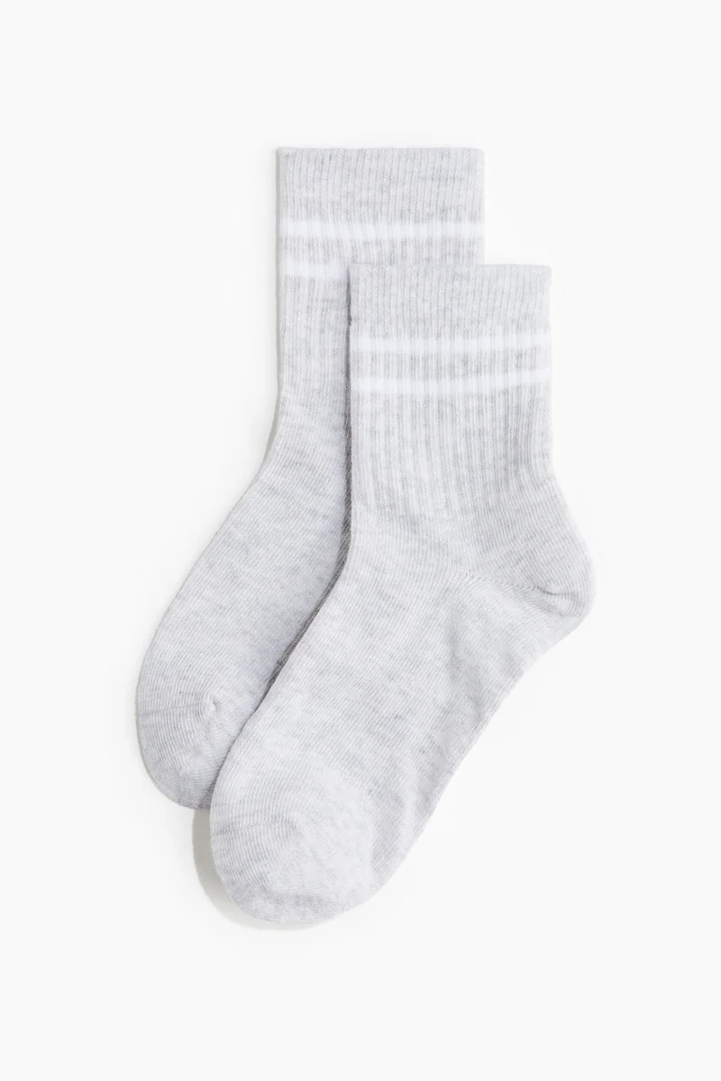 اتش اند ام جوارب رياضية من نسيج دراي موف - عبوة من 5 أزواج