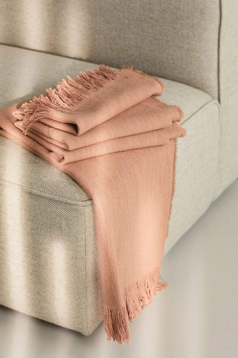 H&M Fringed slub-weave blanket