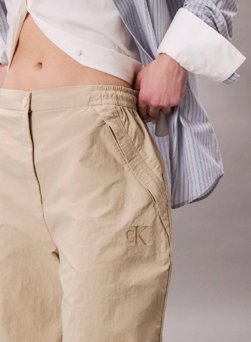 كالفن كلاين جينز بنطال باراشوت من النايلون الناعم - Image 2