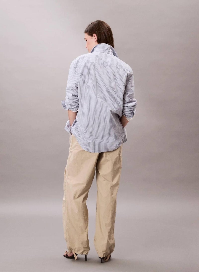 كالفن كلاين جينز بنطال باراشوت من النايلون الناعم - Image 4