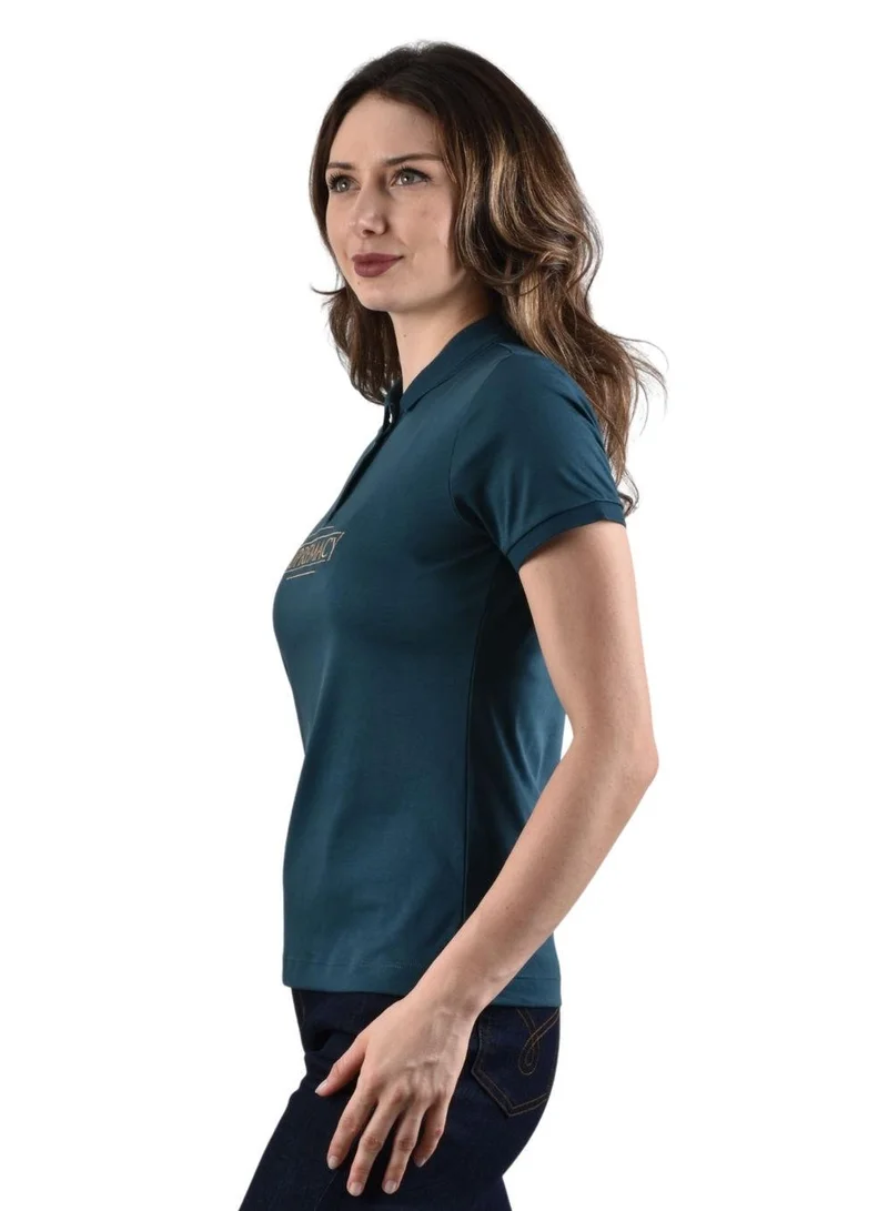 جيوردانو قميص بولو نسائي بقصّة Slim Fit مطرز بخطوط جريئة (لمسة سائلة)