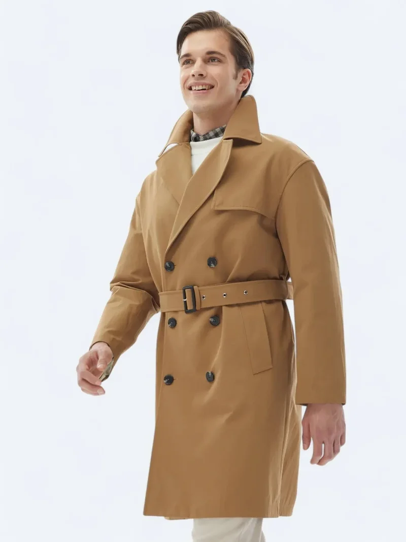 كيب معطف مطري منسوج بتصميم فضفاض من قماش الباف، بياقة مزدوجة الصدر، مناسب للإطلالات الكاجوال.