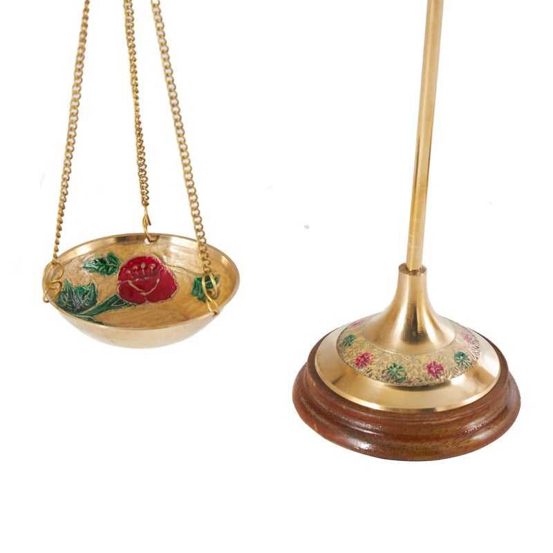 Deco 79 ديكو 79 موازين زخرفية معدنية صغيرة على الطراز العتيق مع لمسات زهرية حمراء وخضراء، 12" × 4" × 12"، ذهبي - Image 5