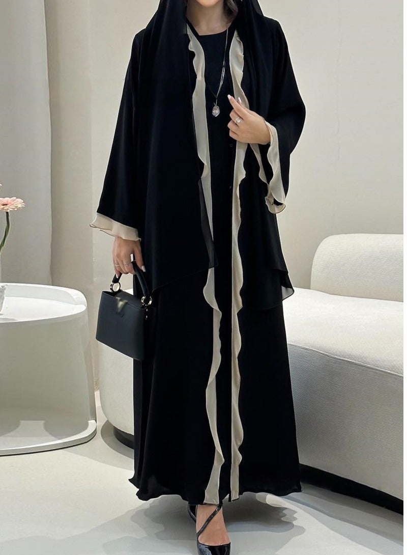 عباية سوداء أنيقة مفتوحة بتفاصيل كشكش ناعمة بلون متباين – ملابس نسائية محتشمة طويلة - Image 2