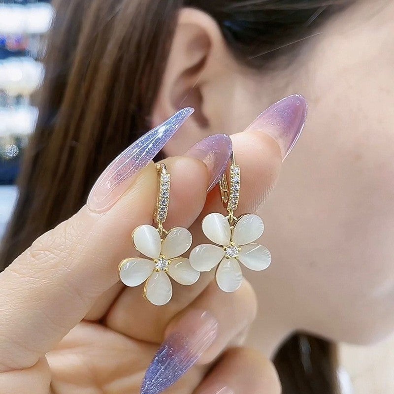 New Autumn and Winter Elegant Goddess Exquisite Fashion Ear Buckle Elegant All-match Golden French Earrings Diamond Shining Earrings 32# white cat's eye stone flowers