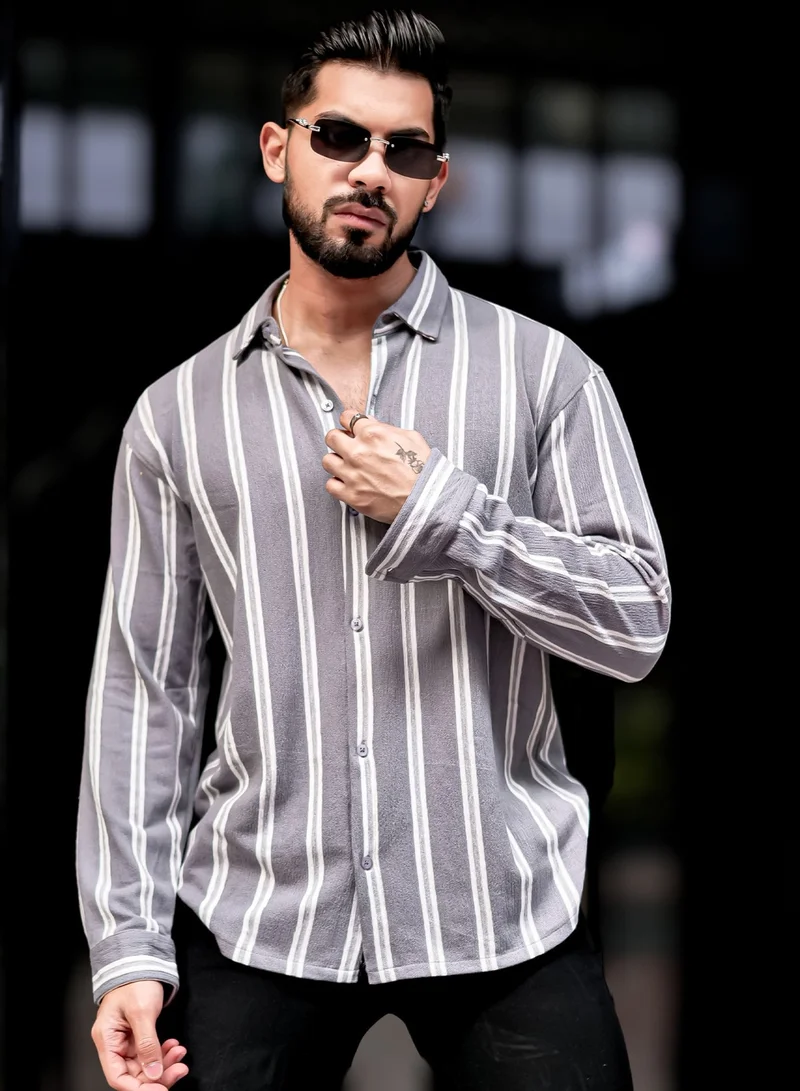 مانياك قميص رجالي مانياك مخطط عمودياً بأكمام كاملة من قماش التيري رمادي بقصة ضيقة